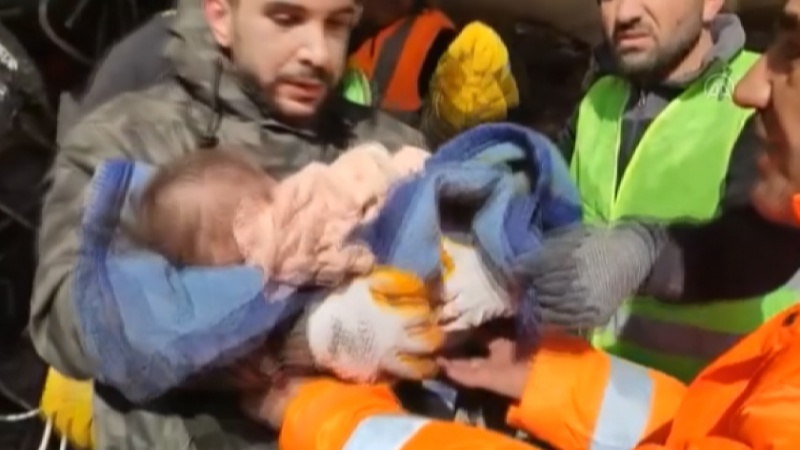 Iranpress: إنقاذ طفلين من تحت الأنقاض بعد 3 أيام من زلزال تركيا