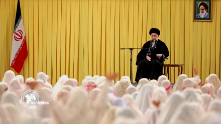  قائد الثورة يرعى إقامة حفل تكليف طالبات المدارس عشية ذكرى ولادة الإمام علي (ع)