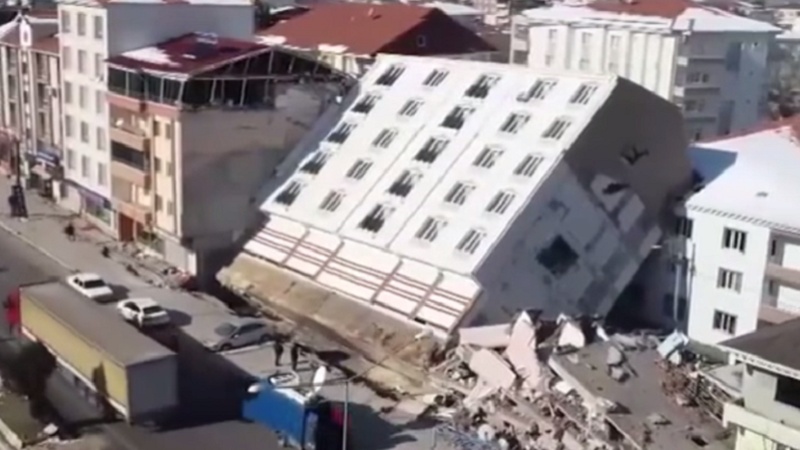 Iranpress: شاهد بالفيديو.. أغرب قصة مبنى في تركيا