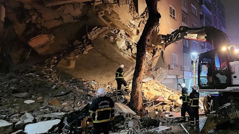 Iranpress: زلزال في تركيا يخلف 284 قتيلا و2323 مجروحا