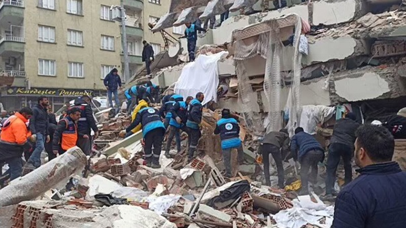 Iranpress: بعد 11 يوما على الزلزال.. إنقاذ طفل تركي من تحت أنقاض منزله في هاتاي 