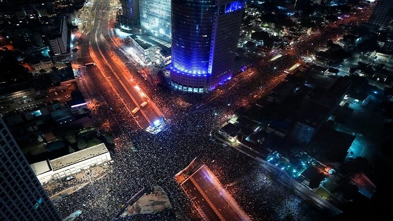 Iranpress: عشرات الآلاف يتظاهرون في تل أبيب ضد حكومة نتنياهو للأسبوع التاسع