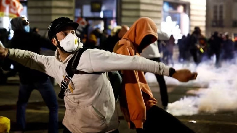 اشتباكات بين الشرطة ومحتجين على قانون إصلاح نظام التقاعد في باريس