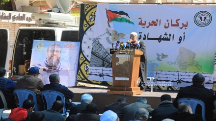 المئات من الفلسطينيين يؤدون صلاة الجمعة أمام مقر اللجنة الدولية للصليب الأحمر بغزة