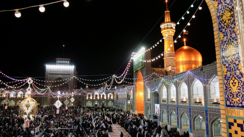 Iranpress: عشية العام الإيراني الجديد مرقد الإمام الرضا (ع) يستضيف محبي أهل البيت