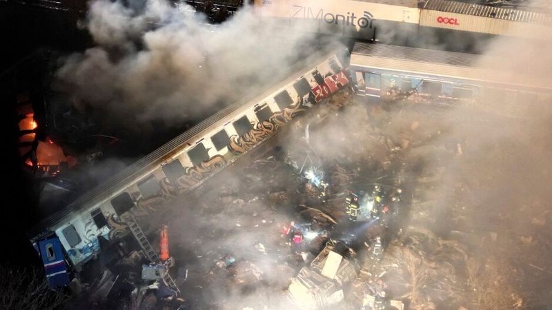 Iranpress: 111 قتيلا وجريحا في حادث اصطدام قطارين وسط اليونان