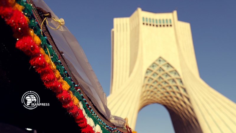 Iranpress: إقامة مهرجان ’الأعراق الإيرانية‘ في ساحة برج آزادي بطهران