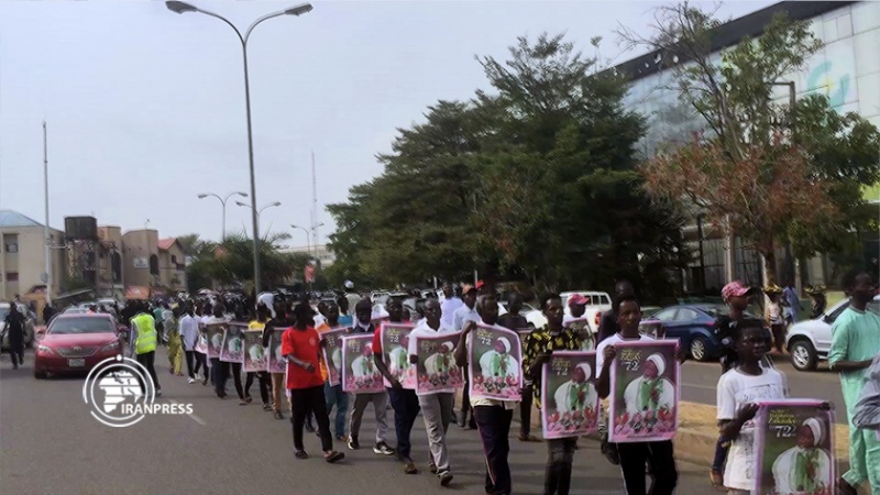 Iranpress: مسيرة احتفالية بهيجة في نيجيريا بمناسبة ذكرى ولادة الإمام المهدي (عج) 