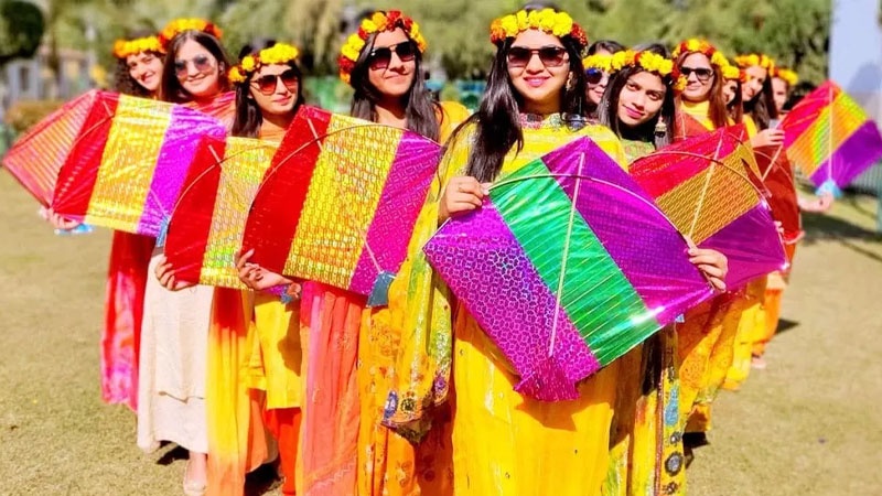 الباكستانيون يرحبون بالربيع بمهرجان ‘بسنت’