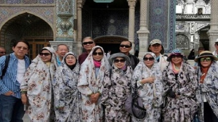حضور آلاف السياح والزوار الأجانب في ضريح السيدة المعصومة بقم المقدسة