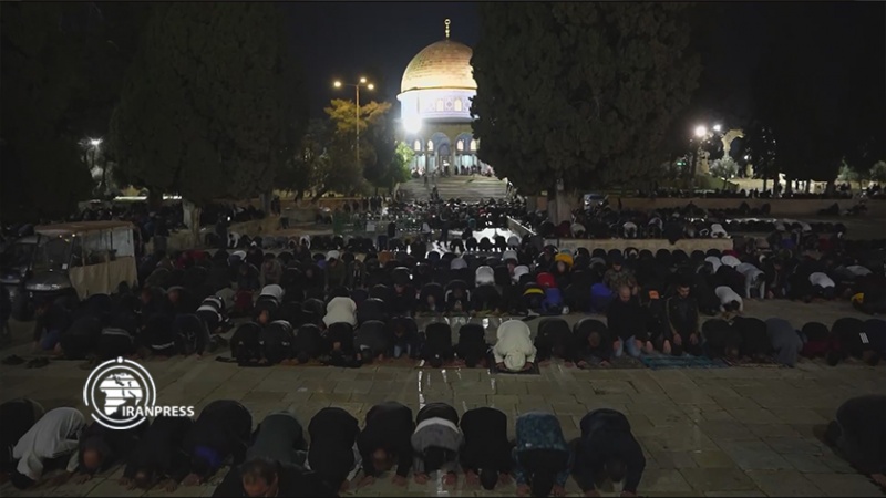 Iranpress: أجواء المسجد الأقصى في أول ليالي شهر رمضان المبارك 