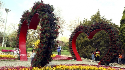 قدم‌زدن گردشگران در باغ گل‌های اصفهان در قاب ایران‌پرس