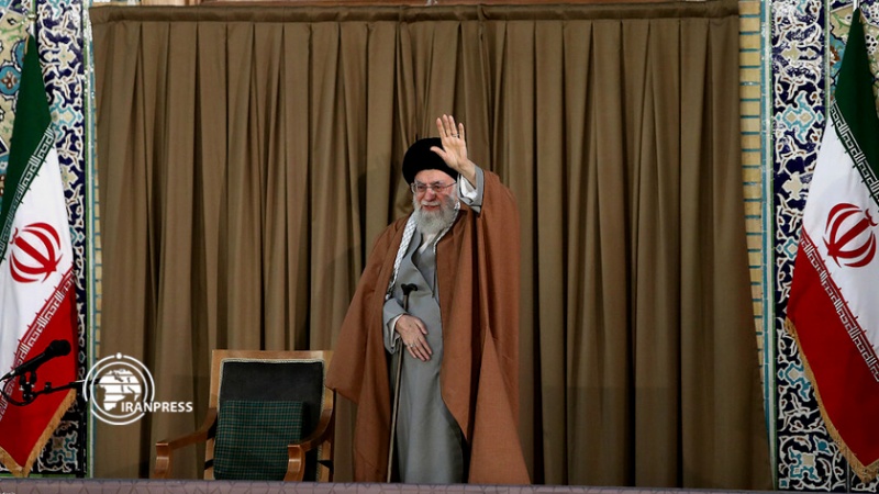 Iranpress: قائد الثورة الإسلامية : العدو يسعى للقضاء على مكامن القوة في إيران الإسلامية