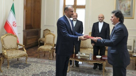 سفير تركيا الجديد يسلّم نسخة من أوراق اعتماده إلى وزير الخارجية الإيراني