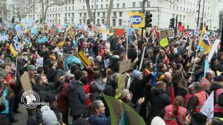 تظاهرات صدها هزار نفر از کارکنان انگلیس در اعتراض به بحران گرانی و افزایش کم سابقه هزینه های زندگی