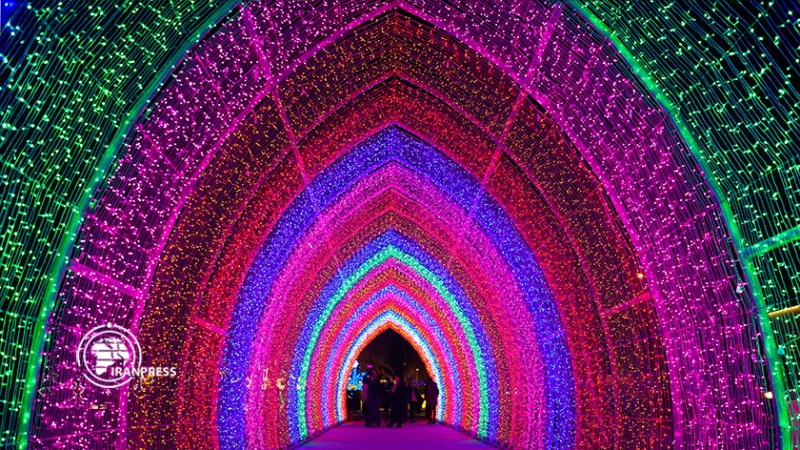 Iranpress: طهران الجميلة تشهد أكبر حدث ومهرجان للإضاءة في إيران عشية النوروز