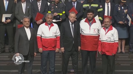أردوغان يمنح الهلال الأحمر الإيراني وسام الدولة للتضحية