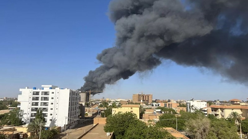 Iranpress: الاشتباكات تتجدد في الخرطوم وسط استمرار إجلاء الأجانب ودعوات دولية لوقف القتال