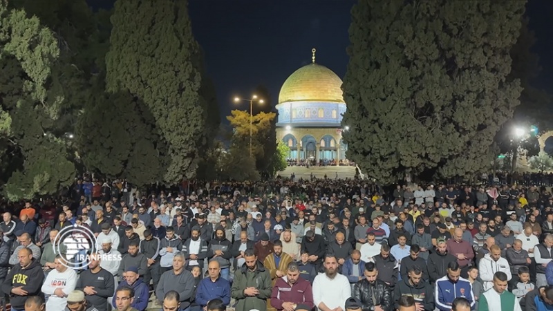 Iranpress: الآلاف يؤدون صلاة التراويح في المسجد الأقصى المبارك