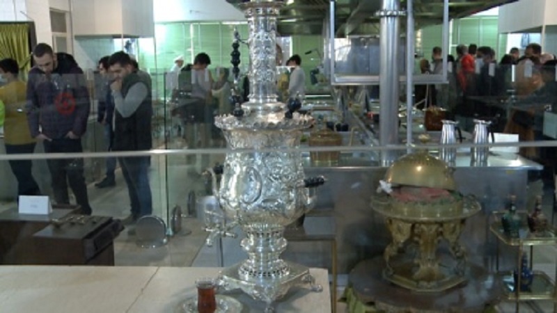 Iranpress: شاهد بالفيديو.. متحف المطبخ الملکي في مجموعة قصور سعد آباد في شمال طهران