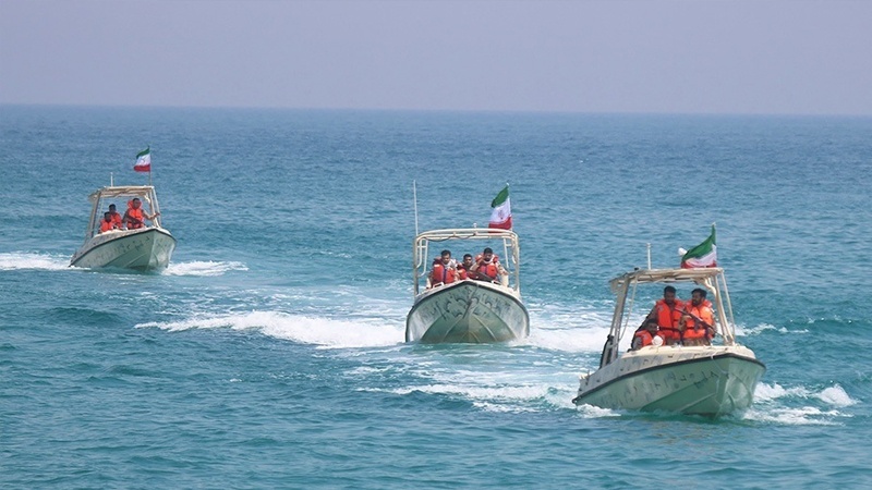 Iranpress: عرض عسكري للقوارب الإيرانية في مياه الخليج الفارسي