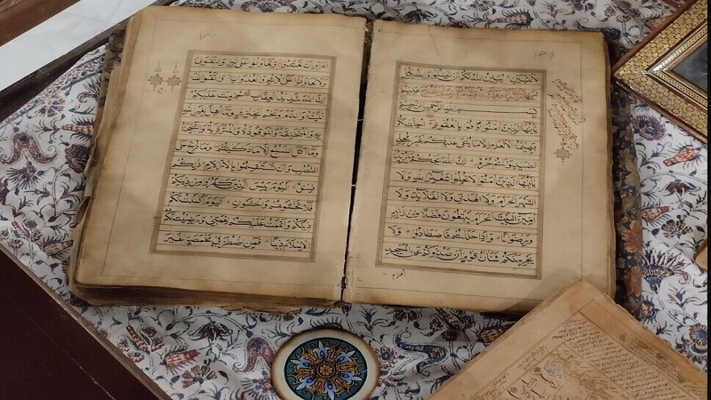 Iranpress: إيران تقيم معرضًا لنسخ القرآن الكريم في مبنى البرلمان الباكستاني