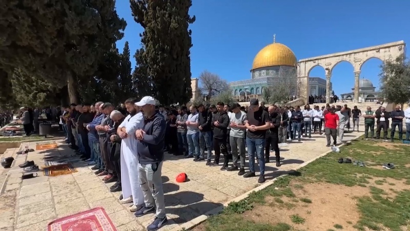 Iranpress: 130 ألف فلسطيني يؤدون صلاة الجمعة الثالثة من شهر رمضان في المسجد الأقصى