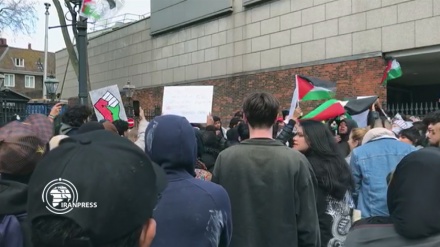 وقفة تضامنية مع الشعب الفلسطيني أمام السفارة الإسرائيلية في لندن.