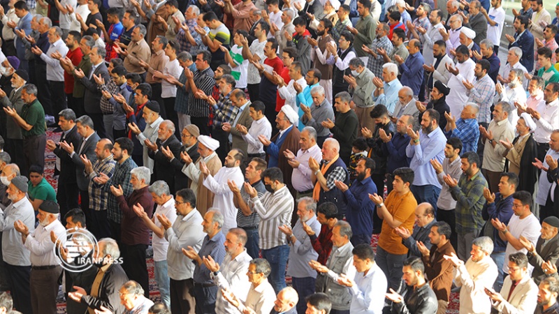 ایران پرس: اقامه‌نماز عید فطر در حرم حضرت معصومه (س)