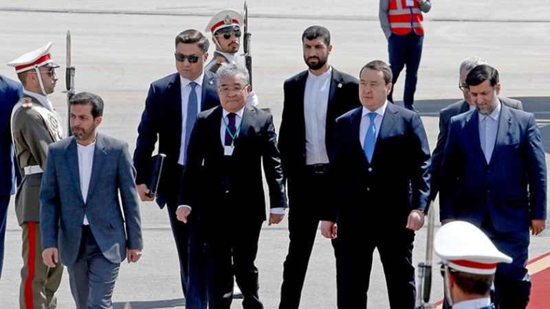 Iranpress: رئيس الوزراء الكازاخستاني يصل إلى طهران