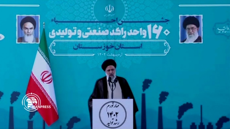 Iranpress: رئيس الجمهورية يصل إلى خوزستان