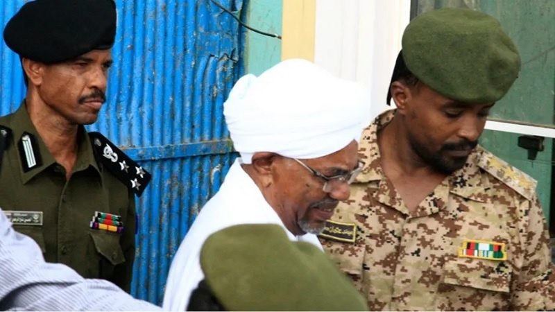 Iranpress: سجناء كوبر في السودان يفرون بعد اشتباكات.. ما مصير عمر البشير؟