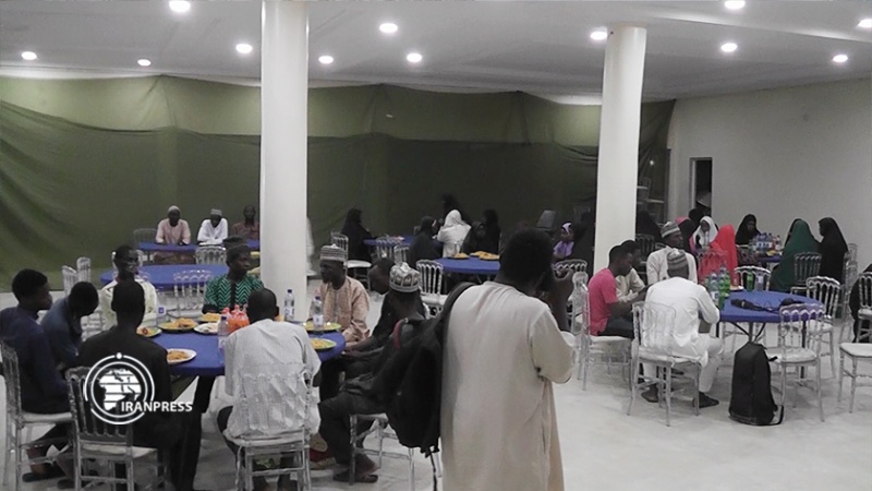 Iranpress: تكريم عوائل الشهداء في نيجيريا 
