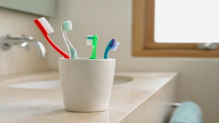 متى يجب تنظيف الأسنان بالفرشاة قبل الإفطار أم بعده؟