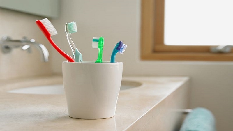 Iranpress: متى يجب تنظيف الأسنان بالفرشاة قبل الإفطار أم بعده؟