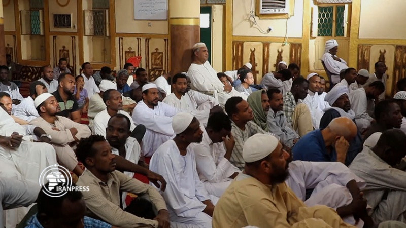 Iranpress: شاهد بالفيديو..السودانيون يؤدون صلاة عيد الفطر في الخرطوم