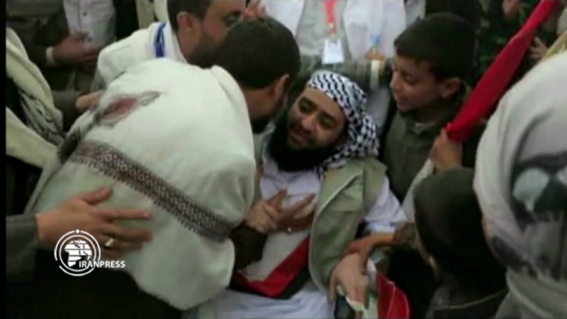 Iranpress: مقطع مذهل من لحظات عودة السجناء اليمنيين