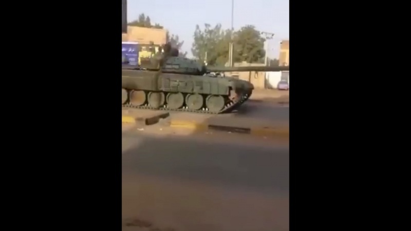 Iranpress: بالصور..انتشار دبابات الجيش السوداني في شوارع الخرطوم