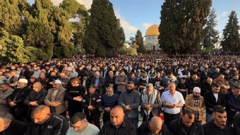 Iranpress: جموع غفيرة من الفلسطينيين يؤدون صلاة الفطر في رحاب المسجد الأقصى
