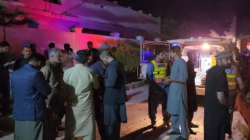 Iranpress: سقوط 12 قتيلا وأكثر من 60 جريحا جراء انفجارين داخل مركز شرطة في باكستان