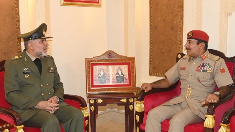 Iranpress: قائد القوة البرية للجيش الإيراني يلتقي بقائد الجيش العماني