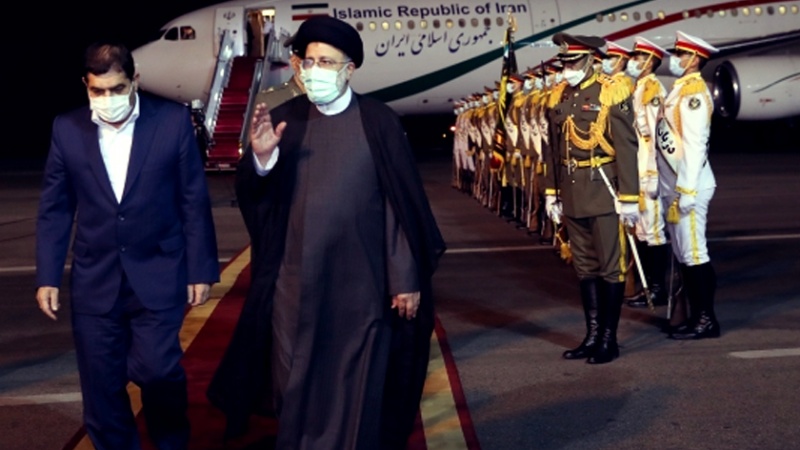 Iranpress: الرئيس رئيسي يعود إلى البلاد من إندونيسيا