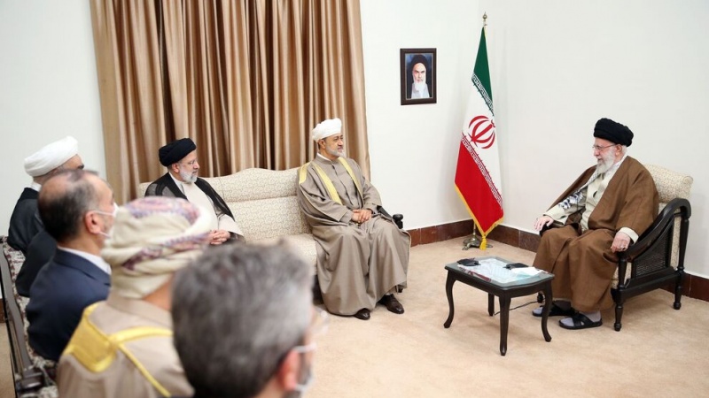 Iranpress: قائد الثورة: تطوير العلاقات الإيرانية العمانية يصب في مصلحة البلدين