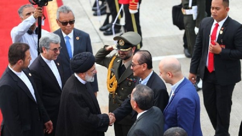 Iranpress: رئيس الجمهورية يعود إلى الوطن بعد زيارة إندونيسيا