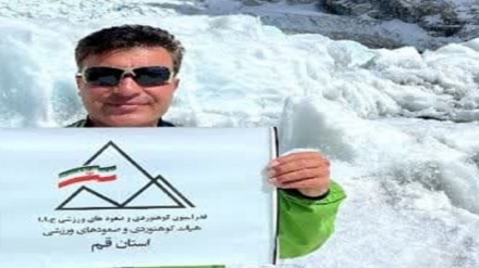 متسلق إيراني للجبال يصعد قمة جبل إفرست
