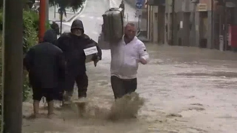 Iranpress: مصرع 9 أشخاص في فيضانات عارمة شمال إيطاليا