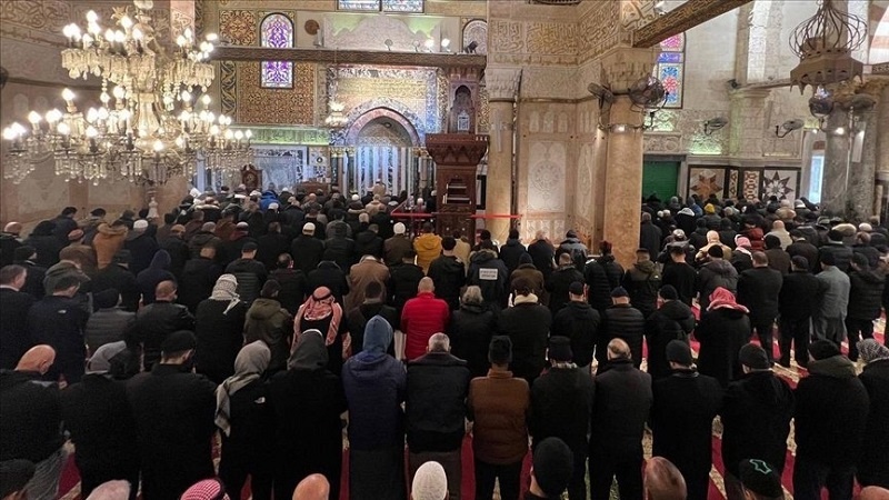Iranpress: المصلون يؤدون صلاة الغائب على روح الشهيد خضر عدنان بالمسجد الاقصى