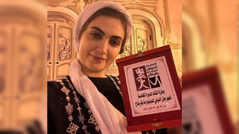 Iranpress: فنانة إيرانية تفوز بجائزة أفضل ممثلة في مهرجان تونس 