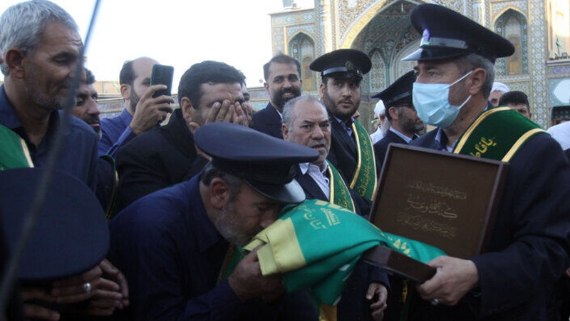 ایران پرس: تعویض پرچم حرم مطهر حضرت معصومه(س) به مناسبت آغاز دهه کرامت 