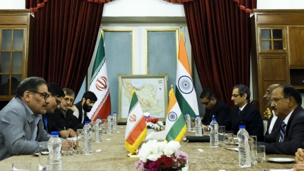 شمخاني يؤكد على تفعيل آلية الريال - الروبية في المبادلات الاقتصادية بين إيران والهند